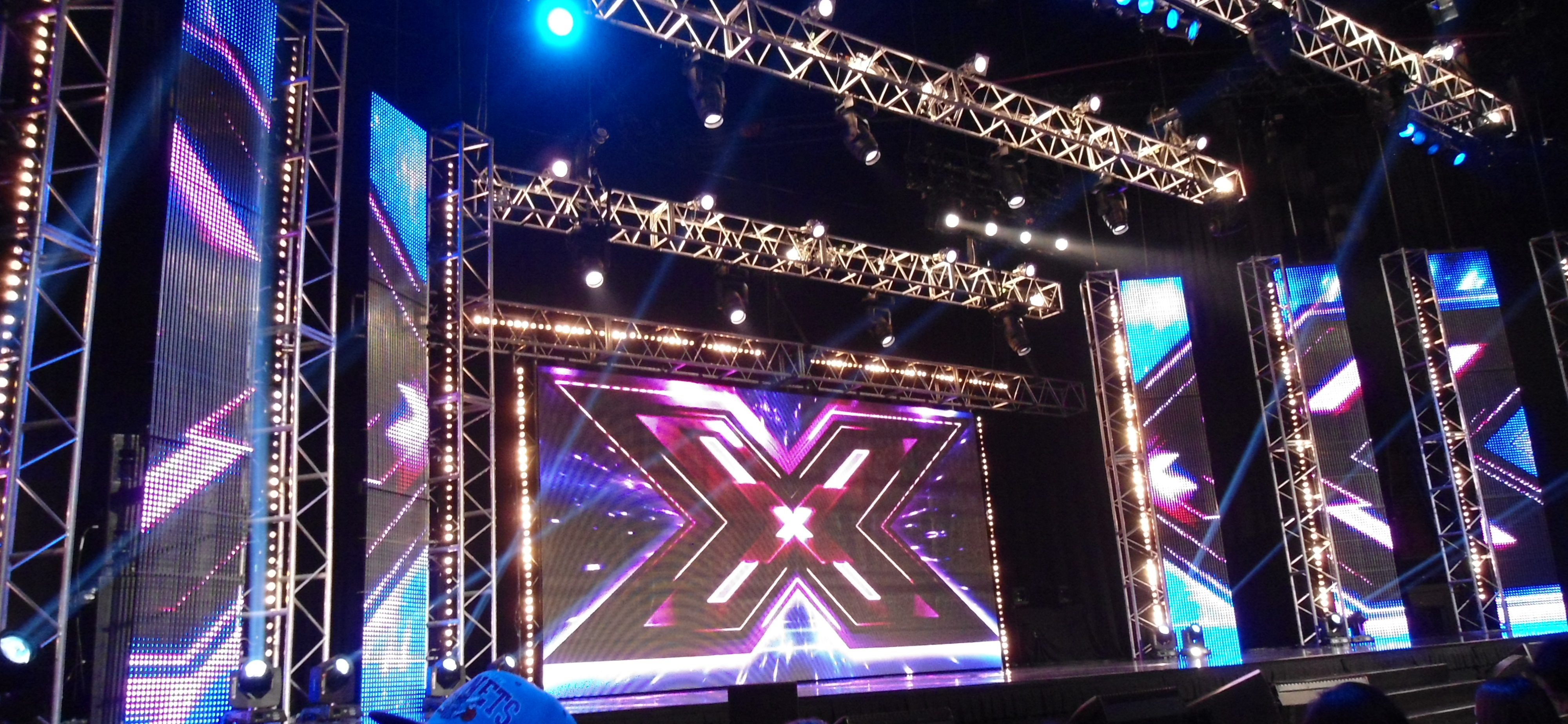 Видео шоу на телефон. X-Factor сцена. Сцена с иксом. X Factor фон. Фактор а заставка.